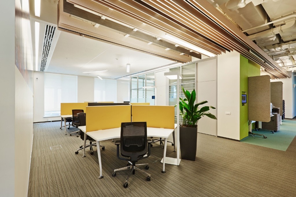 Collaborative floor with green accent wall and breakout seating